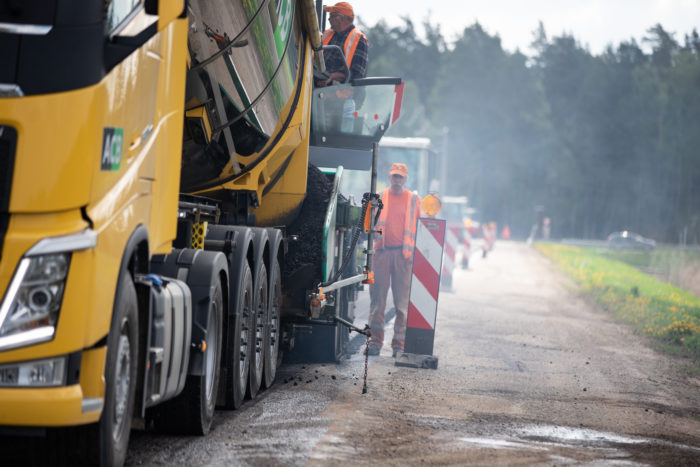 Ceļu remonta tehnika asfaltē ceļu