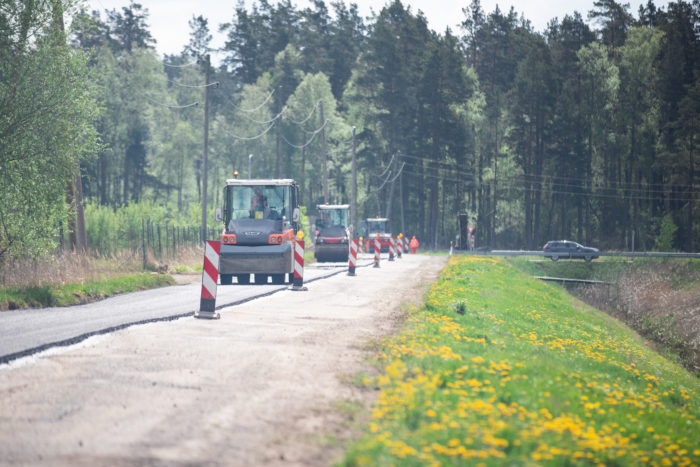 Ceļu remonta tehnika asfaltē ceļu