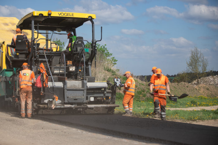 Ceļu remonta tehnika asfaltē ceļu