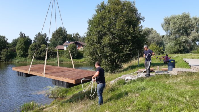 pontona laipas ielaišana upē