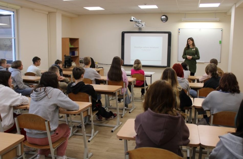 klase ar skolēniem un skolotāju