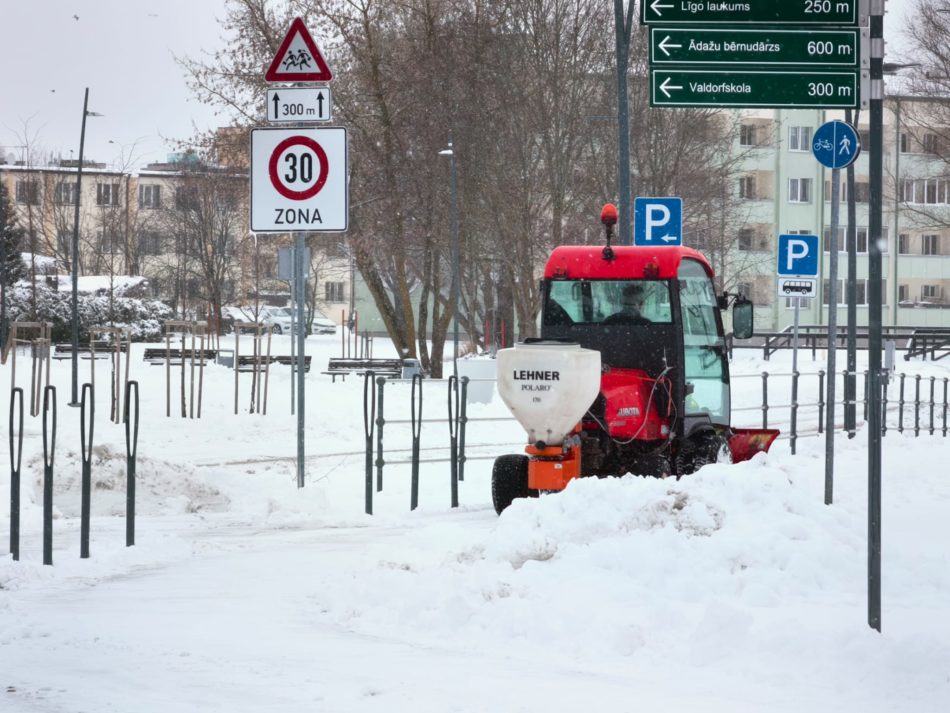 traktors tīra sniegu ielās